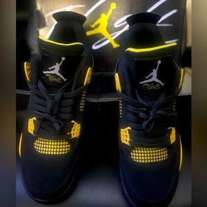 JORDAN 4 RETRO (THUNDER) SIZE 11 BRAND NEW